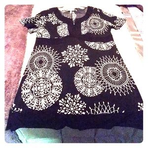 Short sleeve patterned black and white tunic.